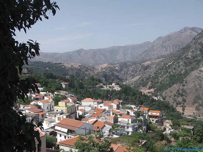 Argiroupole. Výhľas smerom na Frangkocastello (za posledným horizontom)