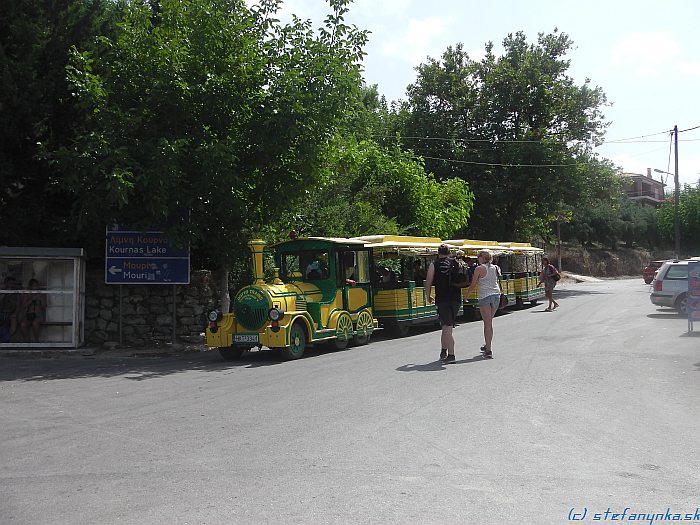 Kournas. Konečná turistického vláčika nad jazerom