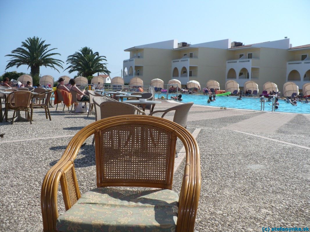 Hotel Kefalonia palace - bazén a pravé krídlo. Pohľad z baru pri bazéne hotela Cephalonia palace 