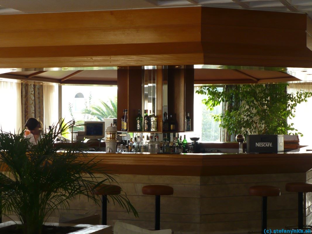 Hotel Kefalonia palace. Hlavný bar hotela pri recepcii 