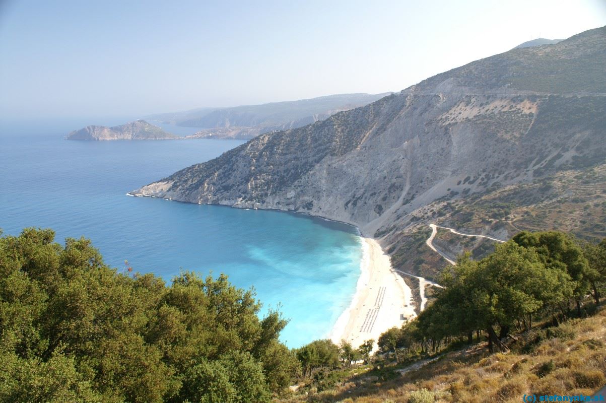 Kefalónia. Trochu všeobecnejší pohľad na pláž Myrtos. V pozadí hrad a dedina Assos (na poloostrove)