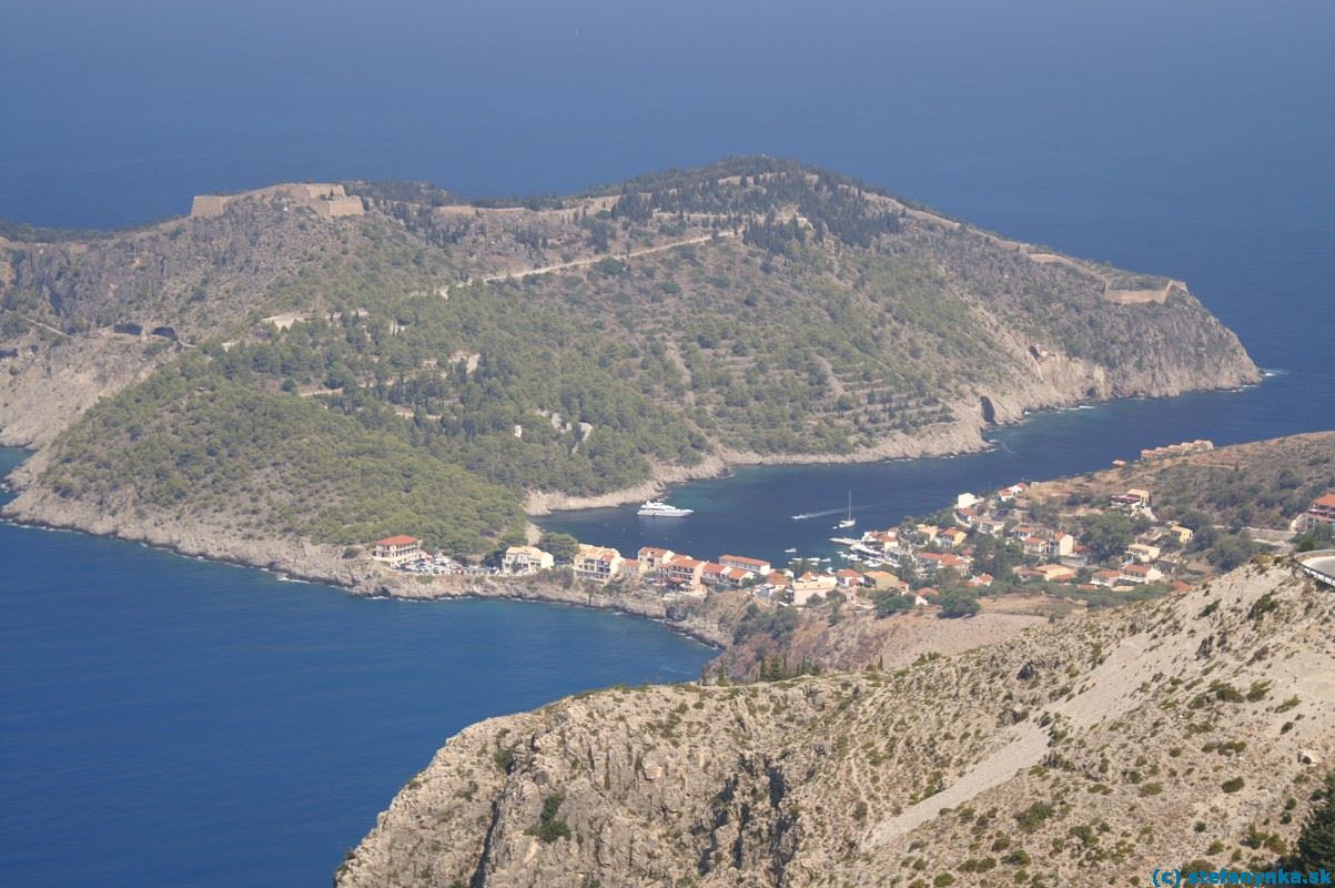 Kefalónia. Najkrajšie pohľady na Assos sú z križovatky do Myrtosu a do Fiskarda a zo zákruty pod ňou. Aj keď u nás by státie v 180-stupňových zákrutách a v križovatkách vyvolávalo nekontrolovateľnú radosť príslušníkov :-) a štátnej kasy.