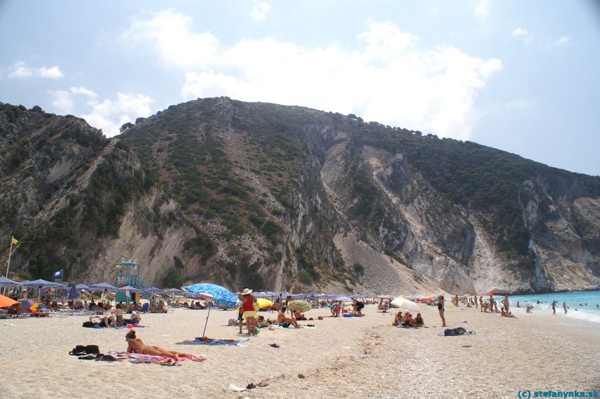 Myrtos, Kefalónia. Poobedná siesta na Myrtose. Parkovisko plné až do polky kopca, pri vode a na pláži sa to nejak stratilo.