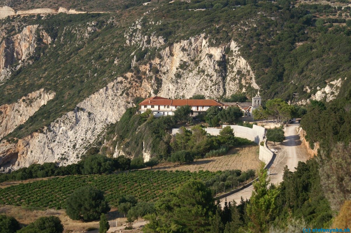 Kefalónia. Kláštor Kipourion. Vľavo hore vidieť časť cesty na pláž Platia Amos.