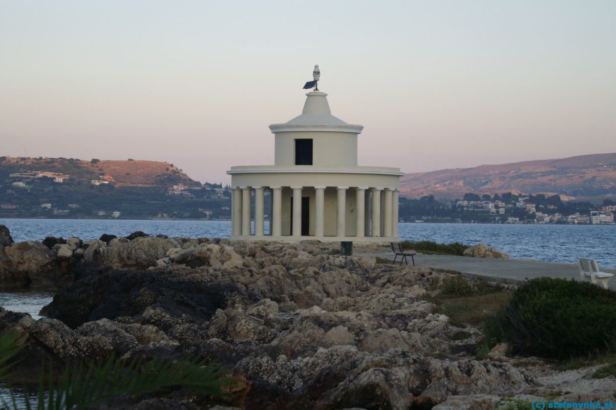 Kefalonia. Neďaleko mlynov Katavothres sa nachádza maják sv. Theodora