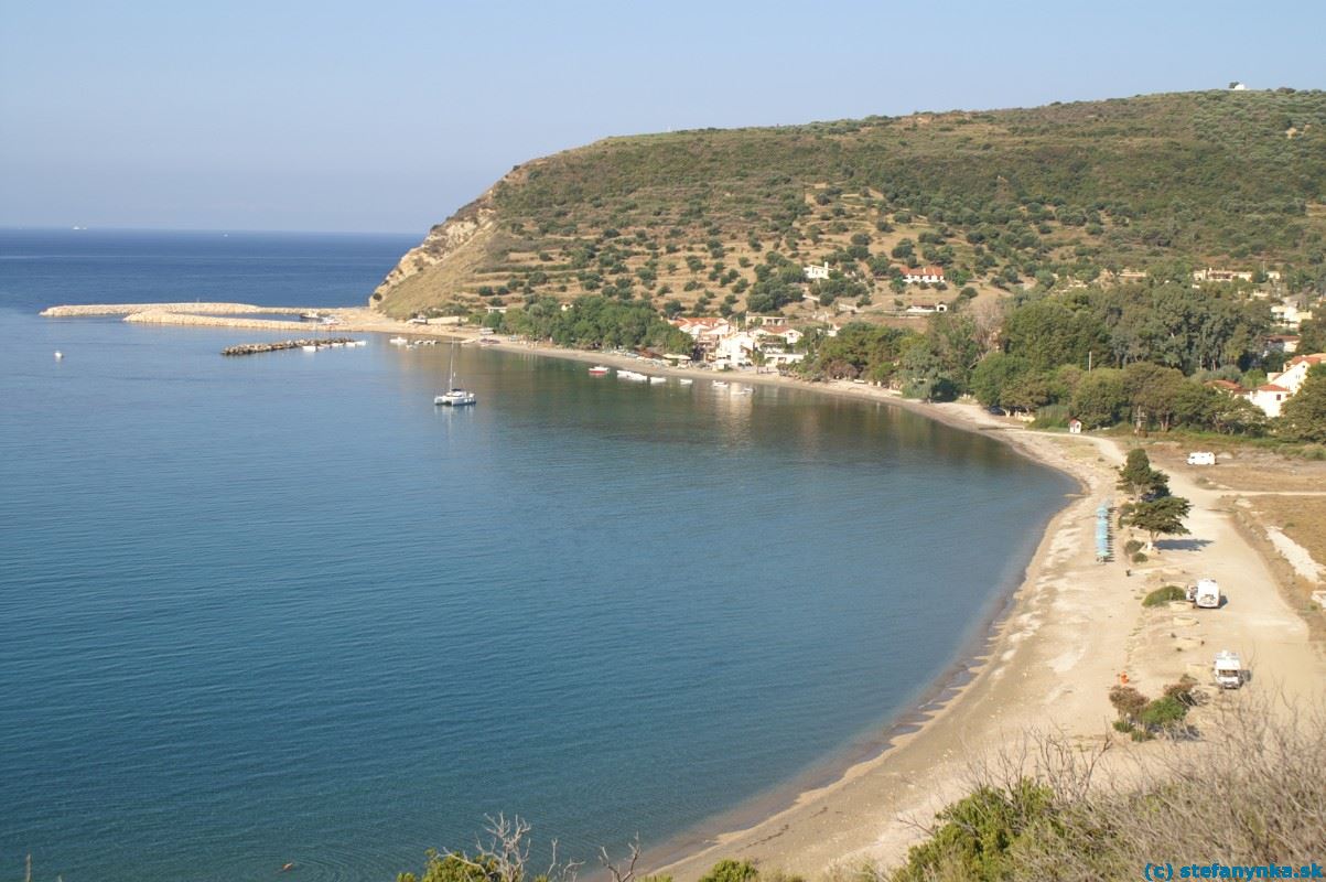 Kefalonia. Pohľad na pláž Kato Kateleios na ceste z Argostoli do strediska Skala Kefalonia. Pohľad na pláž Kato Kateleios na ceste z Argostoli do strediska Skala.