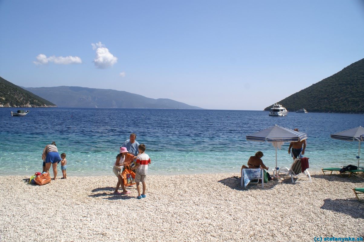 Antisamos, Kefalónia. Pláž Antisamos. Kapitána Coreliho sme nikde nevideli, dokonca ani jeho mandolínu. O Cageovi ani nehovorím...