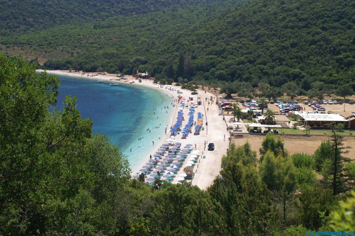 Antisamos, Kefalónia. Pláž Antisamos z prístupovej cesty