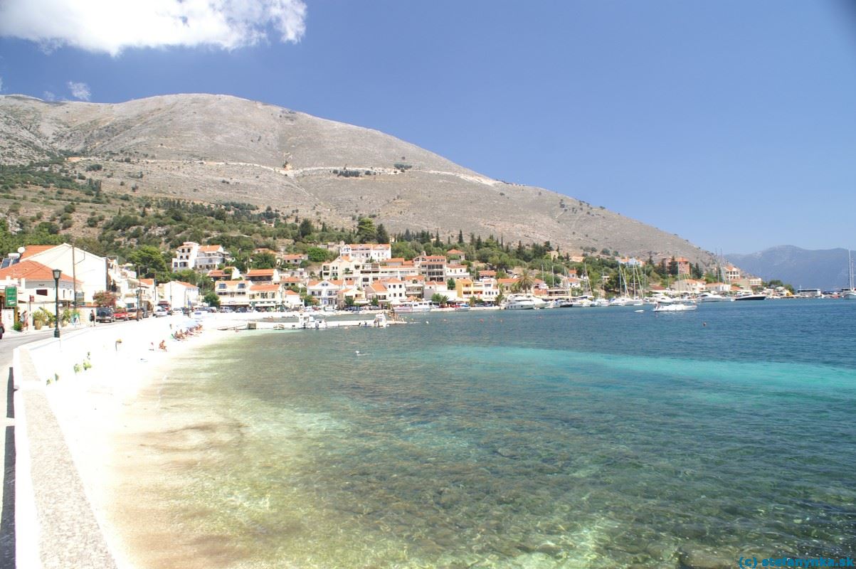 Agia Efimia, Kefalónia. Prístav celkom pekný, voda trochu olejová. Možno sa tu však plnili olejové sardinky