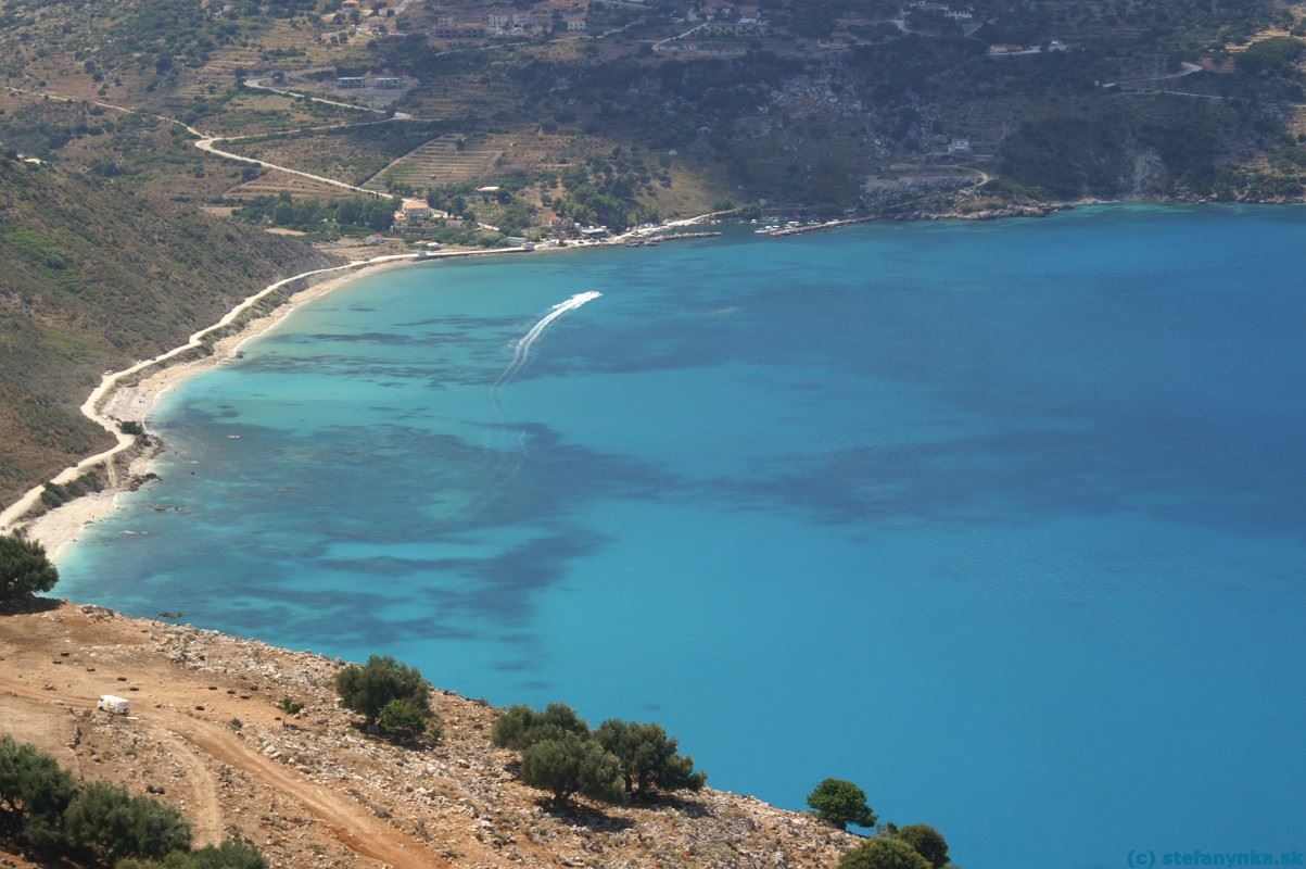 Kefalónia. Cestou z Agie Efinie a Myrtosu nás zlákala táto farba mora. Odbočili sme teda doprava a po úzkej ceste sme sa dostali na pláž Agia Kyriakis (pod nami). Na druhej strane zálivu je dedina Zola