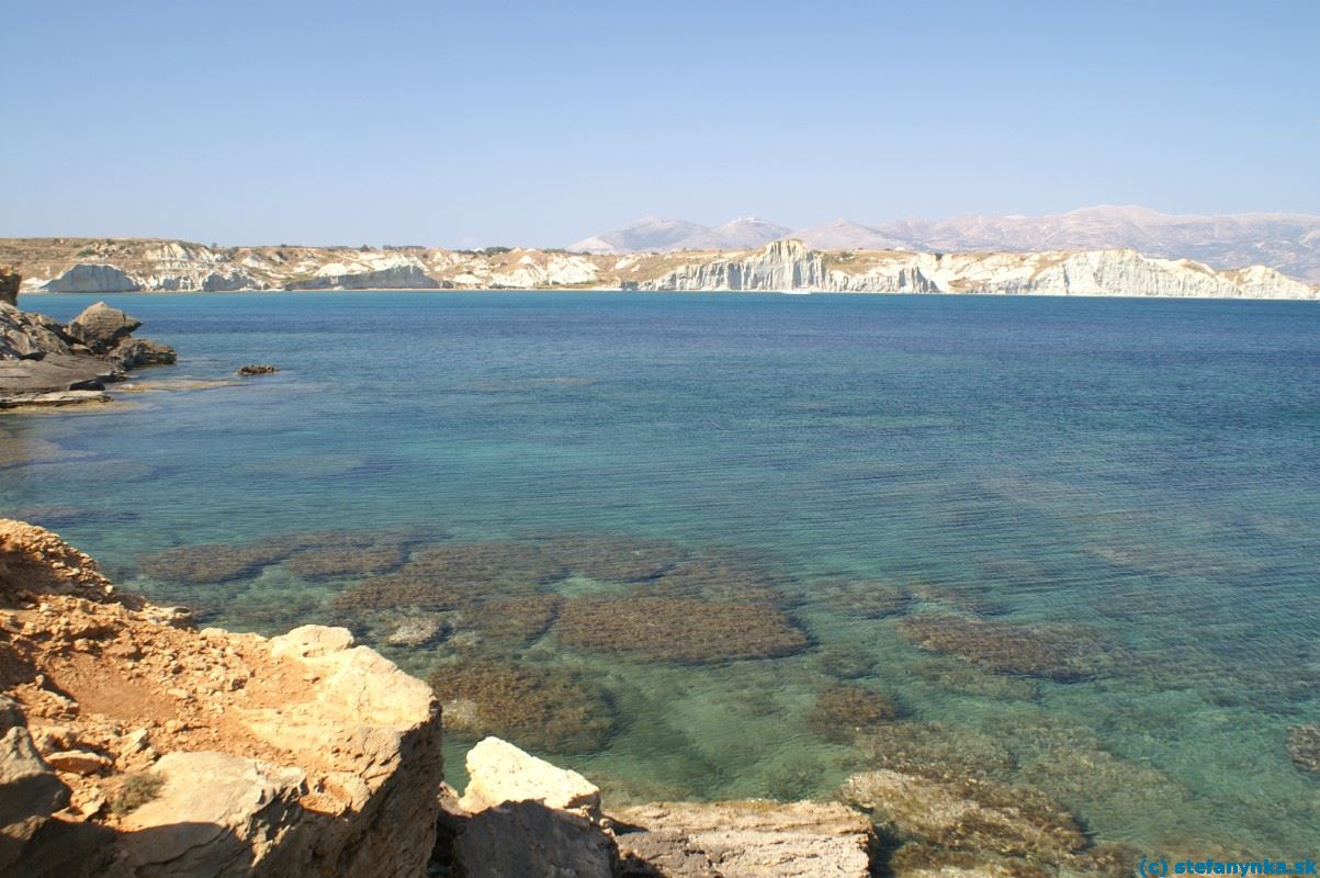 Kefalonia, Kounopetra. V čase našej návštevy sa nijaký kameň nepohyboval. Fotografia zachytáva teda iba útesy v zálive Kounopetra, ktoré boli rovnaké ako tie na pláži Xi