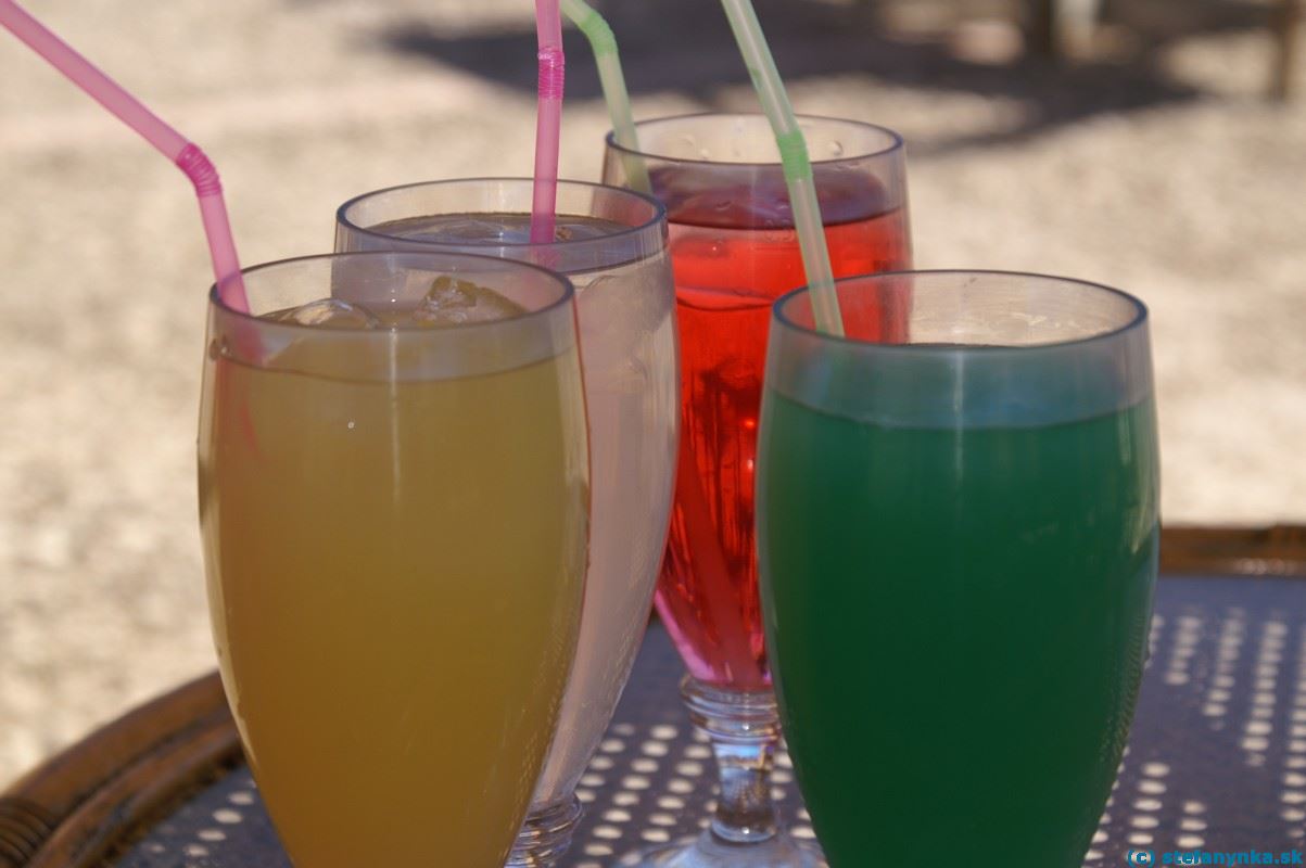 Hotel Kefalonia palace. Šťastná hodinka koktejlov. Zľava doprava: Pima colada, Kamikaze, Negroni a Malibu (Shreckov zelený). Chýba už iba Blue lagoon (okena) coctail. 