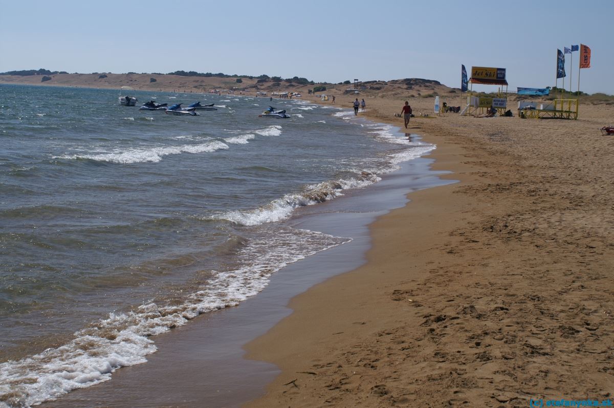 Korfu, Pláž pred hotelom Palm Beach v stredisku Agios Georgios south - pohľad na sever k jazeru Korision