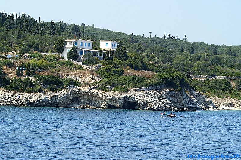 Paxos - východné pobrežie. Jaskyňa pre miniponorku