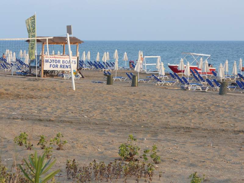 Korfu. Stredisko Agios Georgios south. Severná časť strediska pred hotelom Sandy Beach Resort