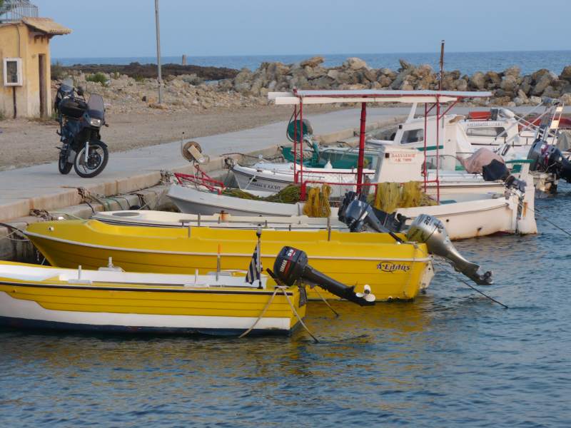 Korfu. Stredisko Agios Georgios south. Prístav