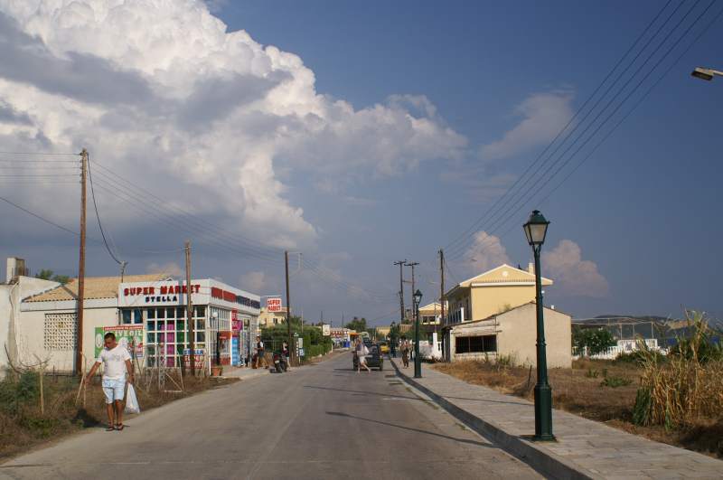 Korfu. Stredisko Agios Georgios south - supermarket Stella pri hoteli Golden Sands