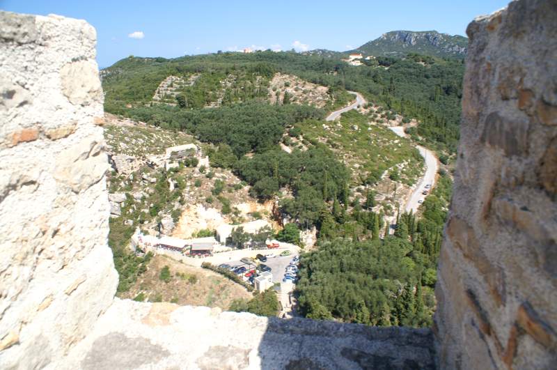 Angelokastro, Korfu. Pohľad na parkovisko. Na horizonte dedina Krini