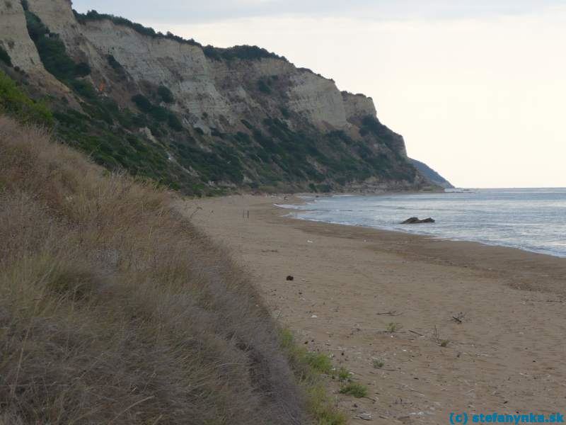 Gardenos, Korfu. Secret Beach. Dobrý pozorovateľ objaví v ľavej časti obrazu oranžový flak - zástavku miestnej reštaurácie. Tiež sa k nej dá dostať autom, ale je to okruh okolo polky kopca