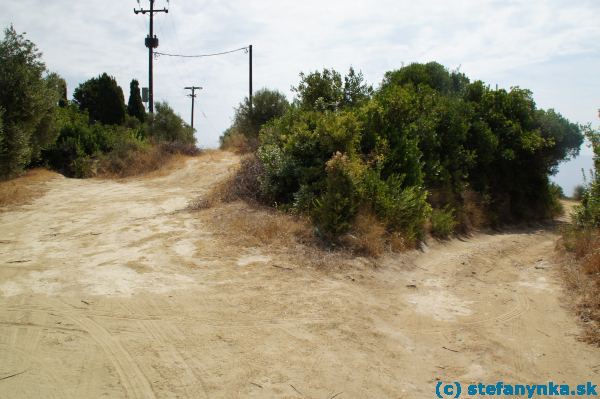 Križovatka pred Gardenos. Nechal som sa zlákať tou cestou vpravo, pretože sľubovala krajšie výhľady a pôvodný Corfu trail tadiaľ viedol. Dnes je tá cesta takmer neschodná, zarastená černičím a pichľavými kríkmi.Správna cesta je tá vľavo (od stĺpa s trafom)