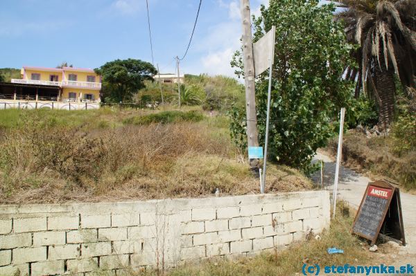 Z tejto cesty (zhora) som sa vynoril. Doľava vedie cesta k taverne, moru a prístavu.