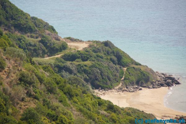 Cestou z Gardenosu do Agios Georgios south som vyskúšal jednu z ciest k moru. Tá moja viedla presne k malému prístavu pod Santa Barbarou. Južnejšie ústila ešte jedna cesta. Tú som sa rozhodol preskúmať na jednom z ďalších výletov.