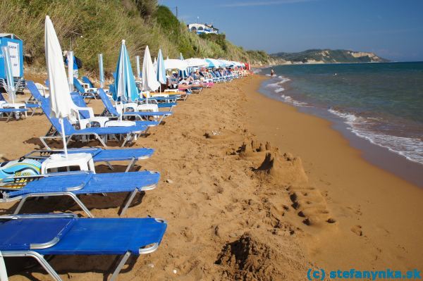 Pláž Alex a taverna malibu v pozadí. Vpravo v diaľke Santa Barbara