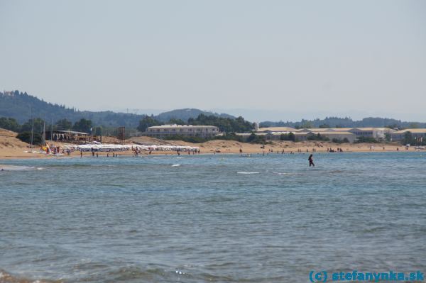 Severná pláž. Vpravo hotel Aquis sandy beach (či ako sa dnes vlastne volá - v minulosti Palm Beach i inakšie)