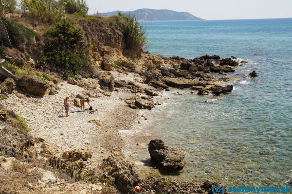 Mestská pláž vpravo od kostola pri veľkom parkovisku