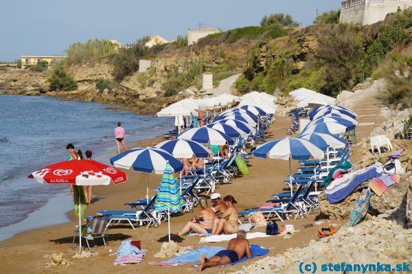 Najbližšia pláž pri hoteli Golden Sands. Pre návštevníkov taverny lehátka zadarmo. K hotelu stačilo vyjsť tým betónovým chodníkom popri prezliekacej búdke a k hotelu to bolo ešte asi 200 metrov