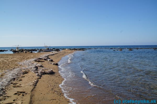 Malý prístav pod Santa Barbarou. Pieskové pláže prechádzali hneď skraja do kamenitého pobrežia