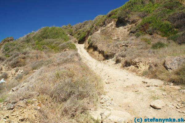 Cesta z Marathiasu do Agios Georgios. Úvoz, spomínaný na jednej z predchádzajúcich fotiek. Viedol na vyhliadku a na poľnú cestu (neskôr asfaltovú) až k taverne Malibu a ďalej do centra Agios Georgiosu.