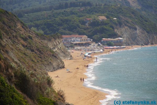 Pohľad z vyhliadky nad úvozom na strediská Marathias a Santa Barbara. Na ľavej strane hore cesta po útese do Gardenosu