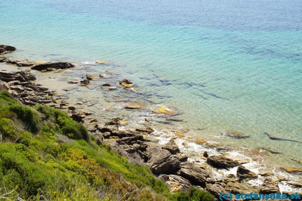 Ešte jeden pohľad na pobrežné skaly nad dedinou Gardenos. Ten pieskový pruh v mori bol zaujímavý, avšak voda klame a výška vody nad pieskom neumožňovala prebrodenie s technikou.