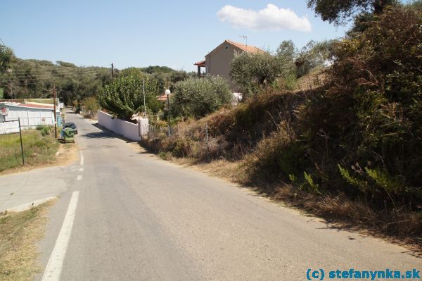 Santa Barbara - vľavo vnútrozemský obchodík s tavernou, vpravo pred plotom odbočka Corfu trail do Gardenosu