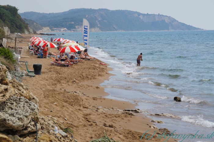 Korfu, Agios Georgios južný. Pláž pod tavernou Malibu