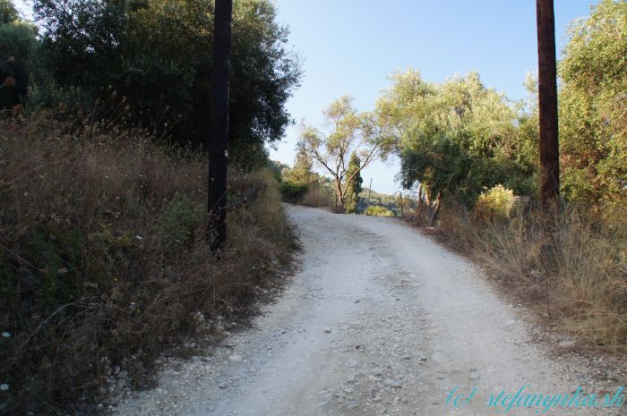 Kalderimi, Agios georgios ton Pagi, Korfu. Mierne stúpanie za prístavom