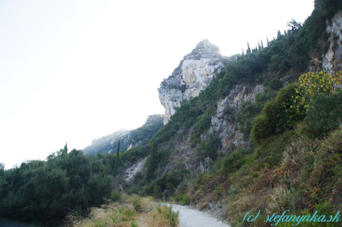 Kalderimi, Agios georgios ton Pagi, Korfu. Kalderimi vedie z betónovej cesty približne v strede fotky doprava naspäť hore