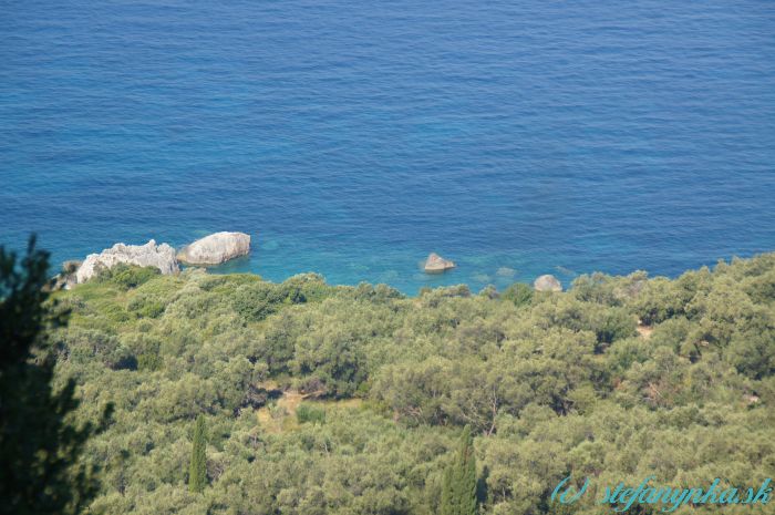 Kalderimi, Agios georgios ton Pagi, Korfu. Pobrežie pod kalderimi