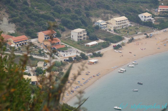 Severná časť strediska Agios Georgios ton Pagi, Korfu. Na križovatke za tou žltou burinou sa otáčali miestne autobusy. Cestou doľava som išiel ja. Cestička doľava dole viedla k miestnej taverne a tade mal viesť aj chodník k taverne Dionysos. Tým som sa po výlete vrátil. 