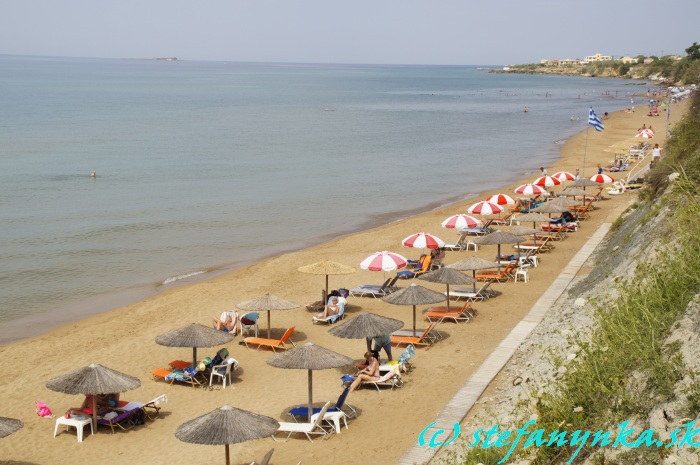 Agios Georgios south. Pláž pod tavernou Malibu