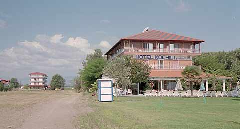 Hotel Kochili, Paralia-Korinos. Vľavo vzadu hotel Denis