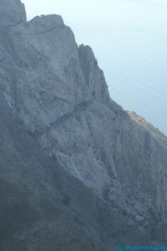 Dikti. Strmé južné steny. Slabý kontras je spôsobený slnkom, ktoré sa už začalo dvíhať spoza kopca. Šikmé rampy vhodné jedine pre kozy, aj keď z diaľky  vyzerali aj pre motorkárov :-)