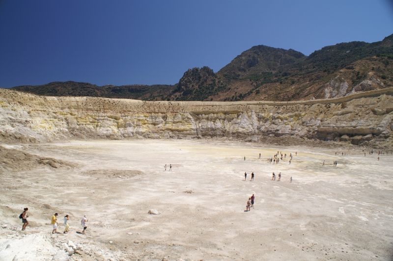 Nisyros. Pohľad z chodníka na dno krátera Stefanos