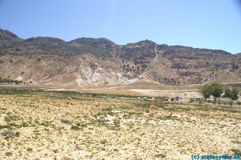 Nisyros. Celkový pohľad na kalderu (lakka) sopky. Za stromami v pravej časti sa nachádza kráter Stefanos