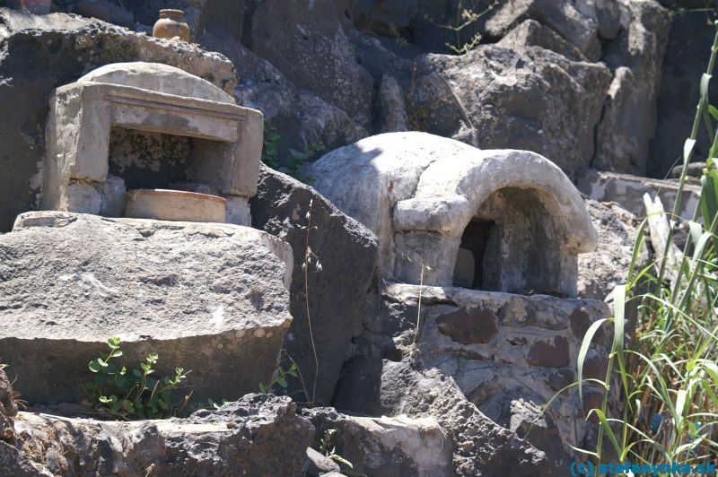 Nisyros. Staré pece v Mandraki, v ktorých piekli ovce a kozy.