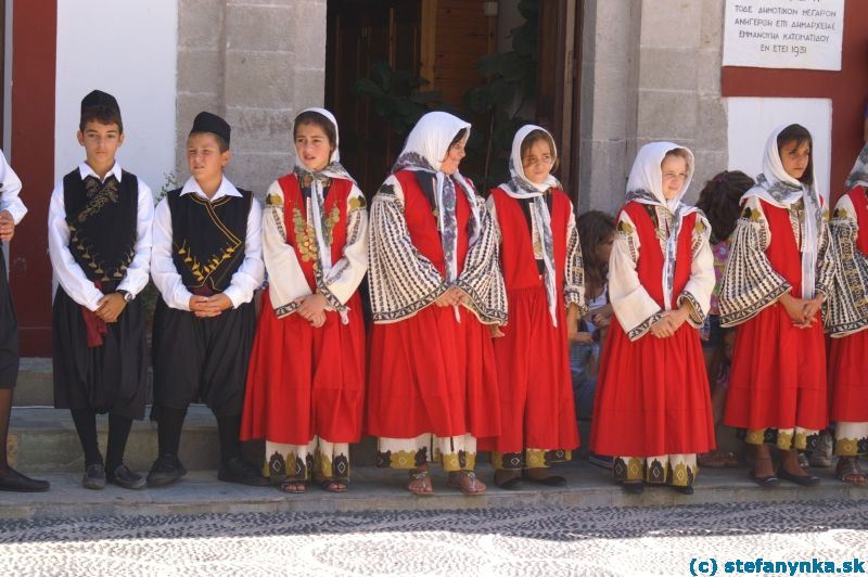 Folklór na Nisyrose. Deti v krojoch pred radnicou