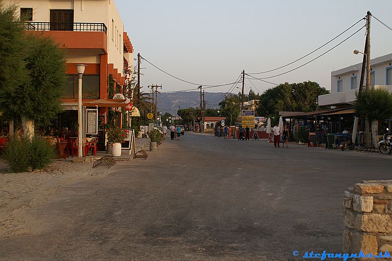 Marmari, Kos. Hlavné námestie pri mori. Ešte jedno s amfiteátrom bolo pred hotelom Blue Jay Beach