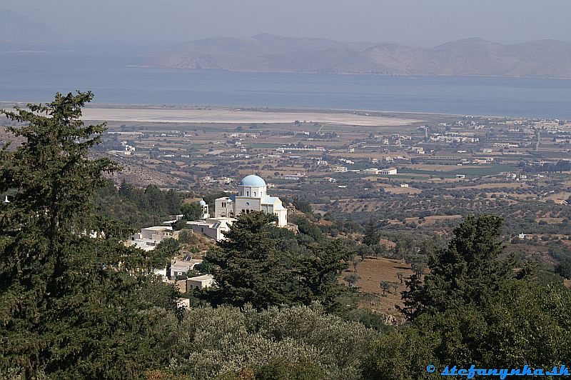 Kos, výhľad pod Ziou. Saliny. Vpravo od nich je Tigaki, vľavo mimo obraz je Marmari. Za vodou je Kalymnos