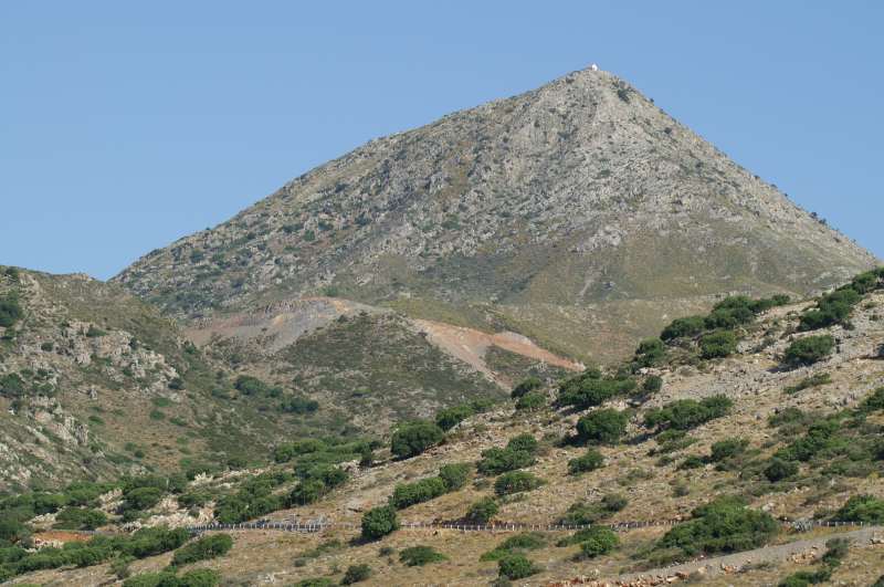 Stroumboulas, Amoudara. Pohľad z východu (neďaleko Voulismeno Aloni). V dolnej časti sprava doľava ide cesta od hotela Santa Marina na Tylisos a k Voulismeno Aloni. Flak v strede mapy je poľná cesta, ktorú stavali od lomu niekam "ku včelínom"